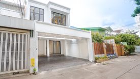 3 Bedroom Townhouse for sale in Khlong Tan Nuea, Bangkok