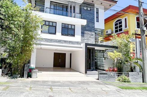 House for Sale or Rent in Poblacion, Metro Manila