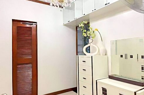 5 Bedroom House for Sale or Rent in Moonwalk, Metro Manila