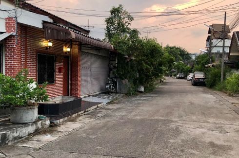 2 Bedroom Townhouse for sale in Nong Pa Khrang, Chiang Mai