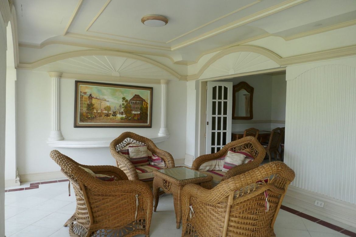 7bedroom furnished house with a big garden at Cebu White Sands Villas
