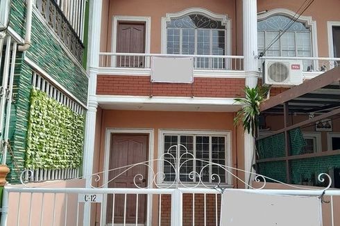 Townhouse for sale in Pulang Lupa Dos, Metro Manila