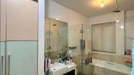 Rumah dijual dengan 4 kamar tidur di Tomang, Jakarta