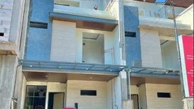 Townhouse dijual dengan 5 kamar tidur di Pakis, Jawa Timur