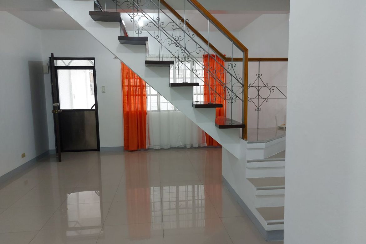 2Storey house for rent Bgy Sun Valley, Paranaque City near BGC Makati 📌 House for rent in Metro