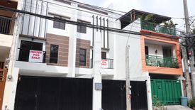 4 Bedroom Townhouse for sale in Barangay 42, Metro Manila near LRT-1 R. Papa