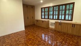 5 Bedroom House for rent in Urdaneta, Metro Manila near MRT-3 Buendia