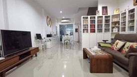 3 Bedroom Townhouse for sale in Khlong Chan, Bangkok