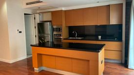 Evanston Thonglor 25